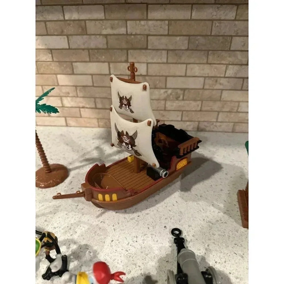 Disney Parks exclusive - Pirates of the‎ Caribbean pirates playset bL - Picture 4 of 4